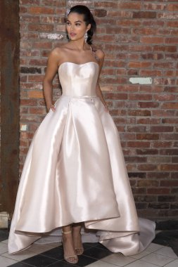 New York, Ny - 14 Nisan 2018: A modeli pozlar Maggie Sottero gelin bahar 2019 koleksiyonu tanıtım gösterisi sırasında Ny moda hafta gelin