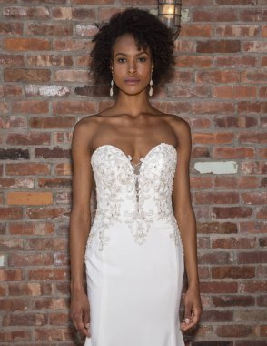 New York, Ny - 14 Nisan 2018: A modeli pozlar Maggie Sottero gelin bahar 2019 koleksiyonu tanıtım gösterisi sırasında Ny moda hafta gelin