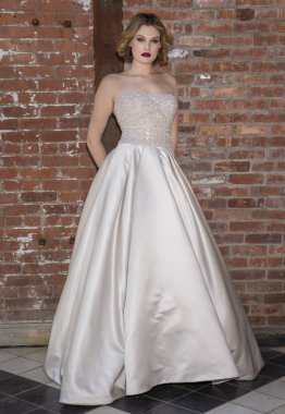 New York, Ny - 14 Nisan 2018: A modeli pozlar Maggie Sottero gelin bahar 2019 koleksiyonu tanıtım gösterisi sırasında Ny moda hafta gelin