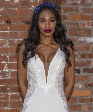 New York, Ny - 14 Nisan 2018: A modeli pozlar Maggie Sottero gelin bahar 2019 koleksiyonu tanıtım gösterisi sırasında Ny moda hafta gelin