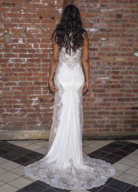 New York, Ny - 14 Nisan 2018: A modeli pozlar Maggie Sottero gelin bahar 2019 koleksiyonu tanıtım gösterisi sırasında Ny moda hafta gelin