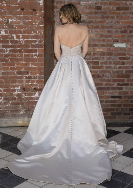 Nueva York Abril 2018 Una Modelo Posa Maggie Sottero Bridal —  Fotos de Stock