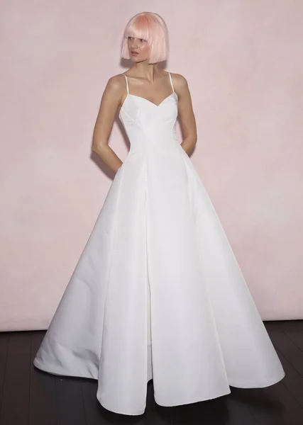 Nowy Jork Kwietnia 2018 Model Pozuje Wystawie Isabelle Armstrong Bridal — Zdjęcie stockowe