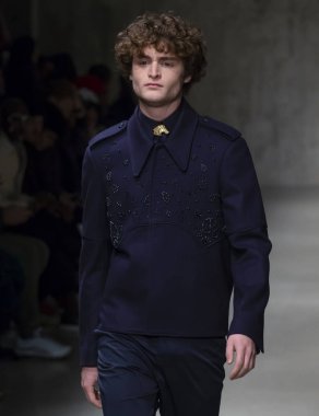 New York, Ny - 06 Şubat 2018: Manken Carlos Campos Fuarı'nda pist New York moda hafta erkekler F/W 2018 sırasında yürür.