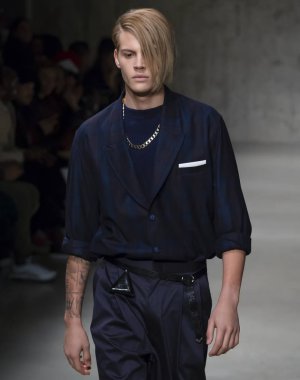 New York, Ny - 06 Şubat 2018: Manken Carlos Campos Fuarı'nda pist New York moda hafta erkekler F/W 2018 sırasında yürür.