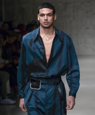 New York, Ny - 06 Şubat 2018: Manken Carlos Campos Fuarı'nda pist New York moda hafta erkekler F/W 2018 sırasında yürür.