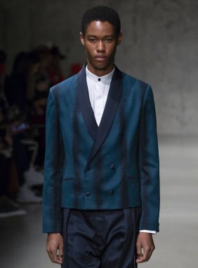 New York, Ny - 06 Şubat 2018: Manken Carlos Campos Fuarı'nda pist New York moda hafta erkekler F/W 2018 sırasında yürür.