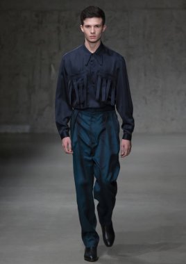 New York, Ny - 06 Şubat 2018: Manken Carlos Campos Fuarı'nda pist New York moda hafta erkekler F/W 2018 sırasında yürür.