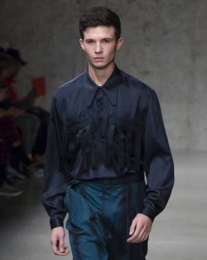 New York, Ny - 06 Şubat 2018: Manken Carlos Campos Fuarı'nda pist New York moda hafta erkekler F/W 2018 sırasında yürür.