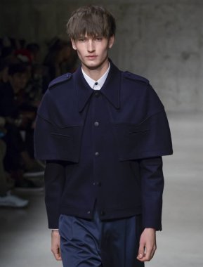 New York, Ny - 06 Şubat 2018: Manken Carlos Campos Fuarı'nda pist New York moda hafta erkekler F/W 2018 sırasında yürür.