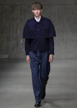 New York, Ny - 06 Şubat 2018: Manken Carlos Campos Fuarı'nda pist New York moda hafta erkekler F/W 2018 sırasında yürür.