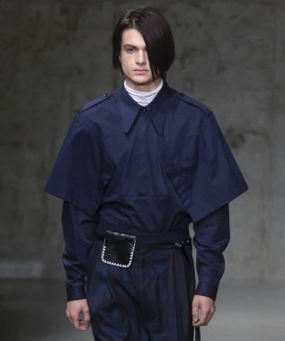 New York, Ny - 06 Şubat 2018: Manken Carlos Campos Fuarı'nda pist New York moda hafta erkekler F/W 2018 sırasında yürür.