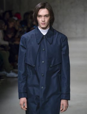 New York, Ny - 06 Şubat 2018: Manken Carlos Campos Fuarı'nda pist New York moda hafta erkekler F/W 2018 sırasında yürür.