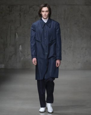 New York, Ny - 06 Şubat 2018: Manken Carlos Campos Fuarı'nda pist New York moda hafta erkekler F/W 2018 sırasında yürür.