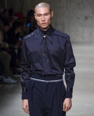 New York, Ny - 06 Şubat 2018: Manken Carlos Campos Fuarı'nda pist New York moda hafta erkekler F/W 2018 sırasında yürür.