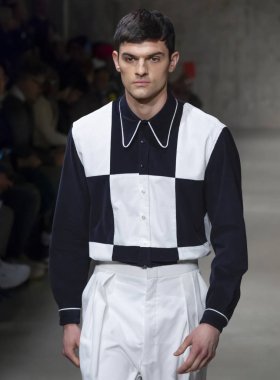 New York, Ny - 06 Şubat 2018: Manken Carlos Campos Fuarı'nda pist New York moda hafta erkekler F/W 2018 sırasında yürür.