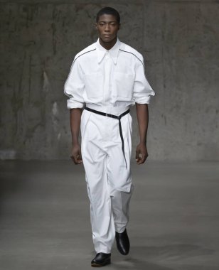 New York, Ny - 06 Şubat 2018: Manken Carlos Campos Fuarı'nda pist New York moda hafta erkekler F/W 2018 sırasında yürür.