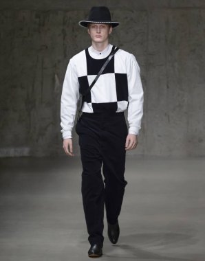 New York, Ny - 06 Şubat 2018: Manken Carlos Campos Fuarı'nda pist New York moda hafta erkekler F/W 2018 sırasında yürür.