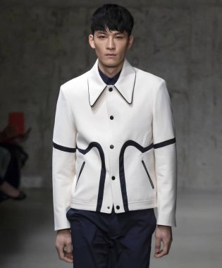 New York, Ny - 06 Şubat 2018: Manken Carlos Campos Fuarı'nda pist New York moda hafta erkekler F/W 2018 sırasında yürür.