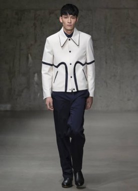 New York, Ny - 06 Şubat 2018: Manken Carlos Campos Fuarı'nda pist New York moda hafta erkekler F/W 2018 sırasında yürür.