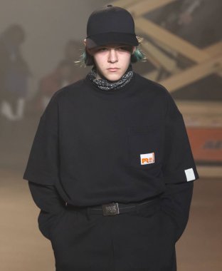 New York, Ny - 06 Şubat 2018: Manken N Hoolywood Fuarı'nda pist New York moda hafta erkekler F/W 2018 sırasında yürür.