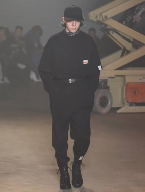 New York, Ny - 06 Şubat 2018: Manken N Hoolywood Fuarı'nda pist New York moda hafta erkekler F/W 2018 sırasında yürür.