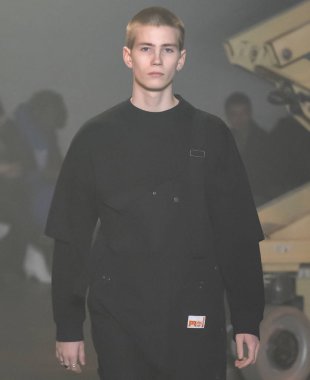 New York, Ny - 06 Şubat 2018: Manken N Hoolywood Fuarı'nda pist New York moda hafta erkekler F/W 2018 sırasında yürür.