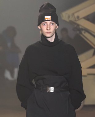 New York, Ny - 06 Şubat 2018: Manken N Hoolywood Fuarı'nda pist New York moda hafta erkekler F/W 2018 sırasında yürür.