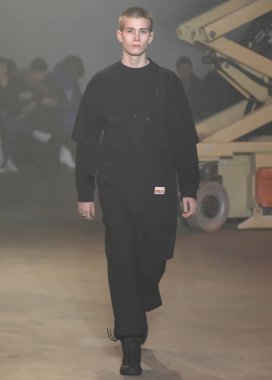 New York, Ny - 06 Şubat 2018: Manken N Hoolywood Fuarı'nda pist New York moda hafta erkekler F/W 2018 sırasında yürür.