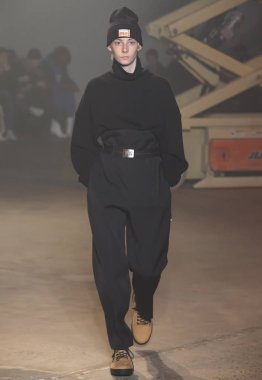 New York, Ny - 06 Şubat 2018: Manken N Hoolywood Fuarı'nda pist New York moda hafta erkekler F/W 2018 sırasında yürür.