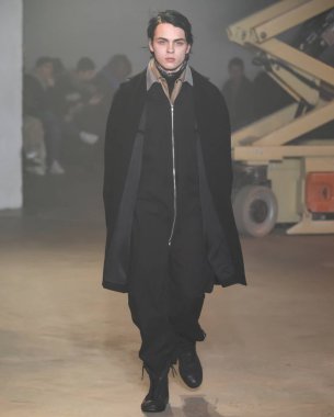 New York, Ny - 06 Şubat 2018: Manken N Hoolywood Fuarı'nda pist New York moda hafta erkekler F/W 2018 sırasında yürür.