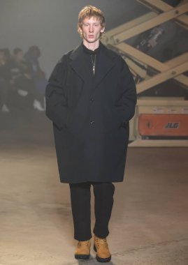 New York, Ny - 06 Şubat 2018: Manken N Hoolywood Fuarı'nda pist New York moda hafta erkekler F/W 2018 sırasında yürür.