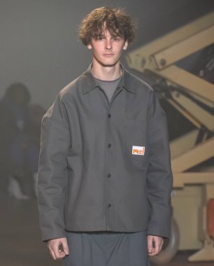 New York, Ny - 06 Şubat 2018: Manken N Hoolywood Fuarı'nda pist New York moda hafta erkekler F/W 2018 sırasında yürür.