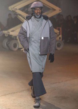New York, Ny - 06 Şubat 2018: Manken N Hoolywood Fuarı'nda pist New York moda hafta erkekler F/W 2018 sırasında yürür.