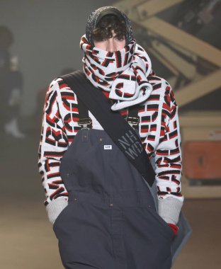 New York, Ny - 06 Şubat 2018: Manken N Hoolywood Fuarı'nda pist New York moda hafta erkekler F/W 2018 sırasında yürür.