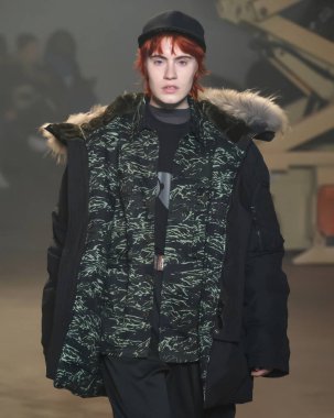 New York, Ny - 06 Şubat 2018: Manken N Hoolywood Fuarı'nda pist New York moda hafta erkekler F/W 2018 sırasında yürür.