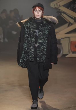 New York, Ny - 06 Şubat 2018: Manken N Hoolywood Fuarı'nda pist New York moda hafta erkekler F/W 2018 sırasında yürür.