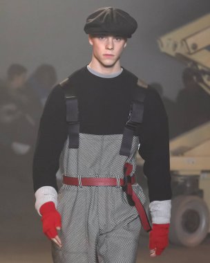 New York, Ny - 06 Şubat 2018: Manken N Hoolywood Fuarı'nda pist New York moda hafta erkekler F/W 2018 sırasında yürür.