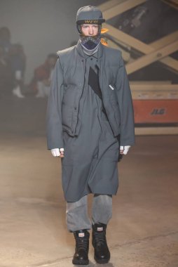 New York, Ny - 06 Şubat 2018: Manken N Hoolywood Fuarı'nda pist New York moda hafta erkekler F/W 2018 sırasında yürür.