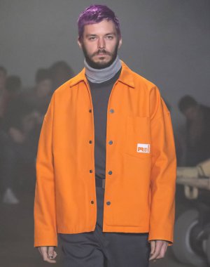 New York, Ny - 06 Şubat 2018: Manken N Hoolywood Fuarı'nda pist New York moda hafta erkekler F/W 2018 sırasında yürür.
