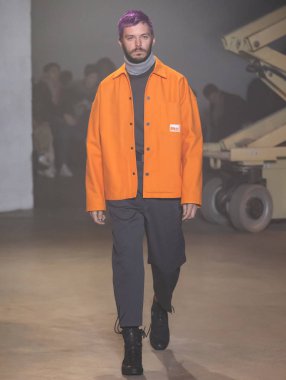 New York, Ny - 06 Şubat 2018: Manken N Hoolywood Fuarı'nda pist New York moda hafta erkekler F/W 2018 sırasında yürür.