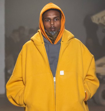New York, Ny - 06 Şubat 2018: Manken N Hoolywood Fuarı'nda pist New York moda hafta erkekler F/W 2018 sırasında yürür.