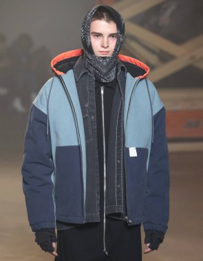 New York, Ny - 06 Şubat 2018: Manken N Hoolywood Fuarı'nda pist New York moda hafta erkekler F/W 2018 sırasında yürür.