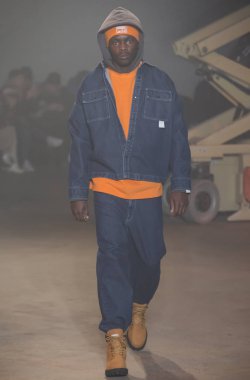 New York, Ny - 06 Şubat 2018: Manken N Hoolywood Fuarı'nda pist New York moda hafta erkekler F/W 2018 sırasında yürür.