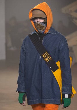 New York, Ny - 06 Şubat 2018: Manken N Hoolywood Fuarı'nda pist New York moda hafta erkekler F/W 2018 sırasında yürür.