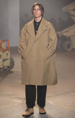 New York, Ny - 06 Şubat 2018: Manken N Hoolywood Fuarı'nda pist New York moda hafta erkekler F/W 2018 sırasında yürür.