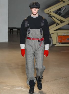 New York, Ny - 06 Şubat 2018: Manken provada Hoolywood Show N New York moda hafta erkekler F/W 2018 sırasında pist yürür