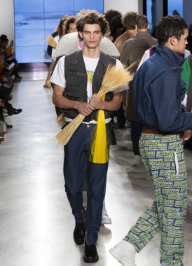New York, Ny - 07 Şubat 2018: Modelleri yürüyüş N-p-Elliott Summersend gösterisi sırasında New York moda hafta erkekler F/W 2018 pist