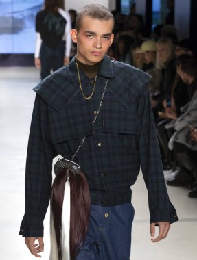 New York, Ny - 07 Şubat 2018: Manken pist N-p-Elliott Summersend gösterisi sırasında New York moda hafta erkekler F/W 2018 yürür.