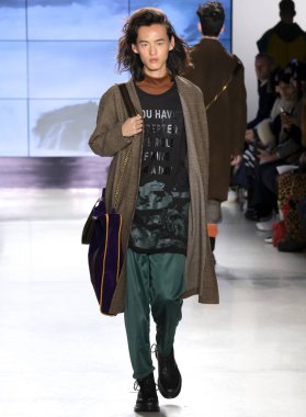 New York, Ny - 07 Şubat 2018: Manken pist N-p-Elliott Summersend gösterisi sırasında New York moda hafta erkekler F/W 2018 yürür.